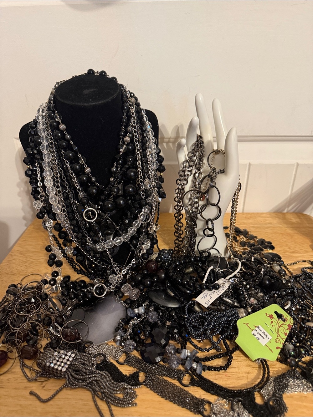 Assorted Women’s Black and Clear Fashion Necklace Set